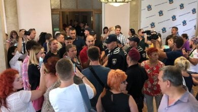 Защитники бродячих собак в здании Николаевской мэрии напали на директора «Центра защиты животных» (ВИДЕО) | Корабелов.ИНФО image 6