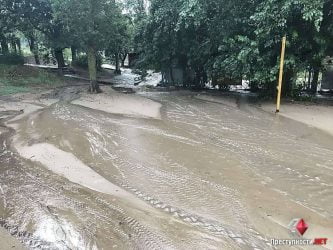 Последствия урагана в Корабельном районе: асфальт сошел вместе с ливнем, пропал свет, пляж пострадал от "водопада"... | Корабелов.ИНФО image 8