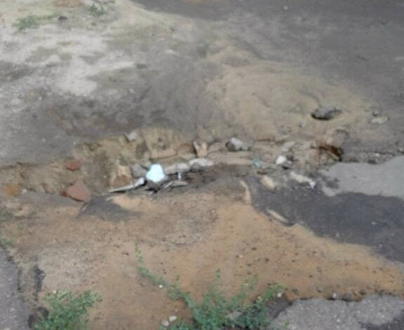 "Может дом провалиться в итоге!" - подвал многоэтажки по пр. Богоявленскому заполнен водой, а перед домом размывается яма | Корабелов.ИНФО image 3