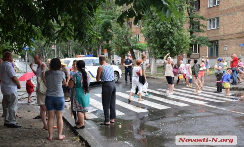 "Я поеду домой, возьму 50 тыс. грн. и отвезу их в облэнерго", - пообещал Сенкевич жителям, бастующим из-за отключения света | Корабелов.ИНФО