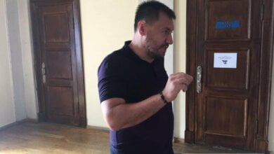 Депутата от Корабельного района женщина облила водой прямо в горсовете (Видео) | Корабелов.ИНФО