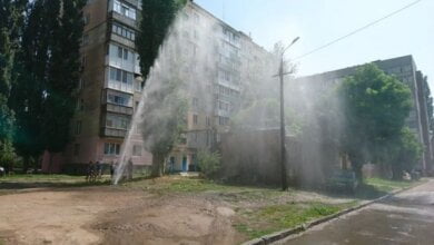 «Фонтан высотой до 6 этажа», - во дворе жилого дома в Николаеве прорвало водопровод | Корабелов.ИНФО image 1