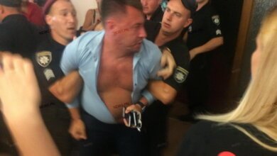 Полиция «заломала» депутата от Корабельного района, участвовавшего в драке на стороне зоозащитников (ВИДЕО) | Корабелов.ИНФО