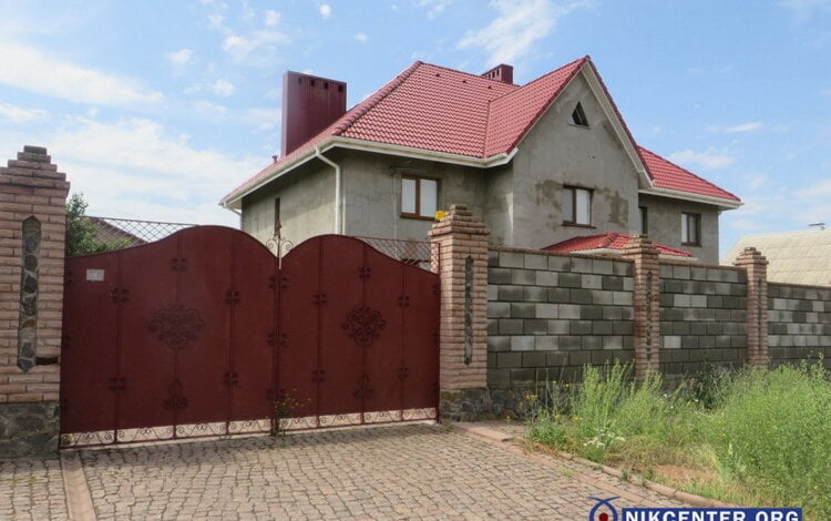 Живет в элитном особняке в Корабельном районе, а служебную квартиру сдает: судья "под прикрытием" (ВИДЕО) | Корабелов.ИНФО image 1