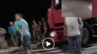 "Никому дела нет", - ночью жильцы общежития в Корабельном продолжили блокировать проспект Богоявленский (Видео) | Корабелов.ИНФО