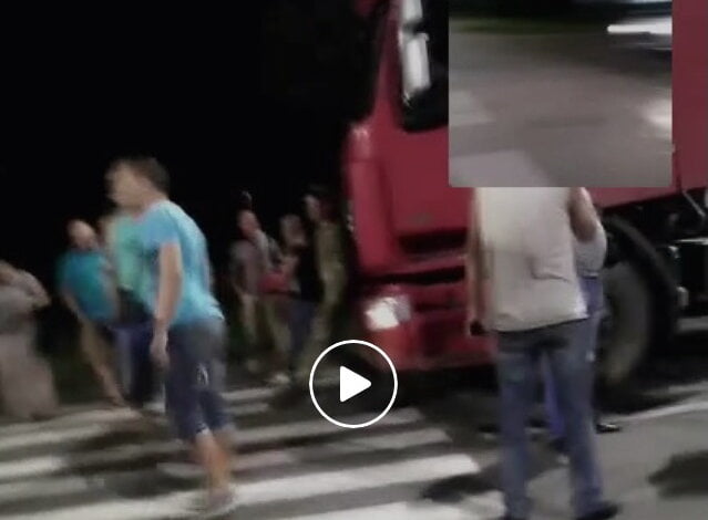 "Никому дела нет", - ночью жильцы общежития в Корабельном продолжили блокировать проспект Богоявленский (Видео) | Корабелов.ИНФО