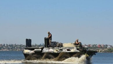 Десантники 79-й бригады провели в Николаеве плановые учения по вождению на плаву | Корабелов.ИНФО image 12