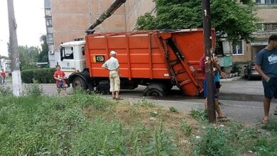 "Третий пошел": в Корабельном районе снова под мусоровозом провалился асфальт | Корабелов.ИНФО image 3