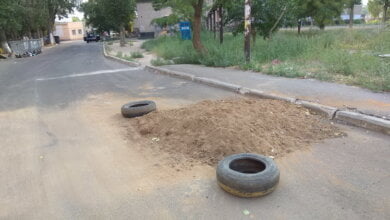 "Опасаюсь там ходить: неизвестно, где еще может провалиться", - жительница Корабельного о большой яме на дороге | Корабелов.ИНФО image 1