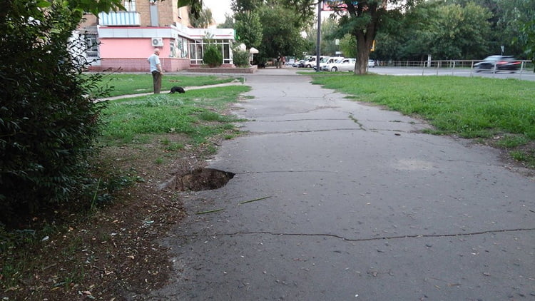 яма на тротуаре по пр. Богоявленскому