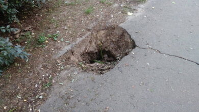 "Ждем, пока кто-то ноги поломает?" В Корабельном районе после дождя - внушительные ямы на дорогах и тротуарах | Корабелов.ИНФО image 4