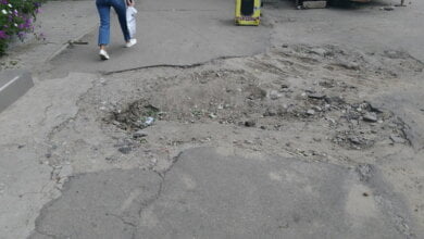 Комунальники в Корабельному районі Миколаєва понівечили тротуар та покинули місце, де рили яму | Корабелов.ИНФО