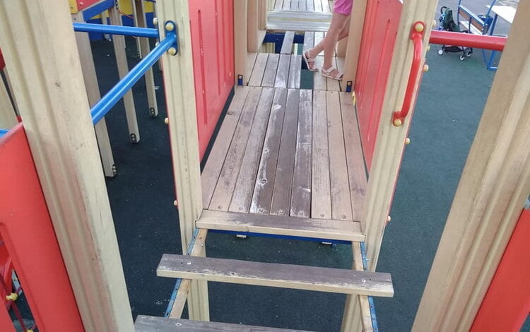 "Дыры в полу уже катастрофически огромные!" - жители Корабельного района - об опасностях детского комплекса | Корабелов.ИНФО image 2