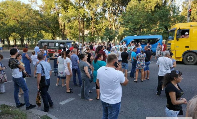 «Фольксваген» сбил одного из пикетчиков, перекрывших проспект Богоявленский из-за отключения света в общежитиях | Корабелов.ИНФО