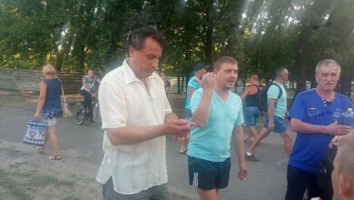 Водителя, который наехал на митингующего на проспекте Богоявленском, патрульные нашли и изъяли у него права (ВИДЕО) | Корабелов.ИНФО