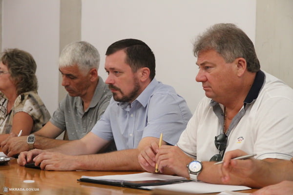 в центре - глава Корабельной райадминистрации Цуканов