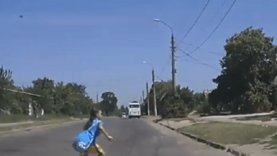 «Пусть родители посмотрят». Ребенок на проспекте в Корабельном районе выбежал прямо под колеса авто (ВИДЕО) | Корабелов.ИНФО