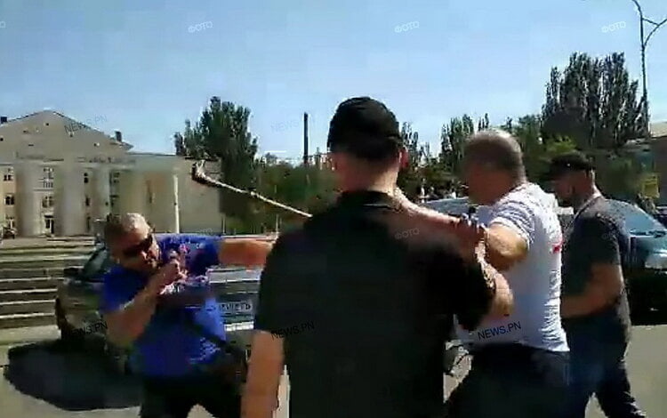 Депутат от "Батьківщини" бил палкой николаевских активистов, привезших на встречу с Тимошенко инвалидную коляску | Корабелов.ИНФО image 1