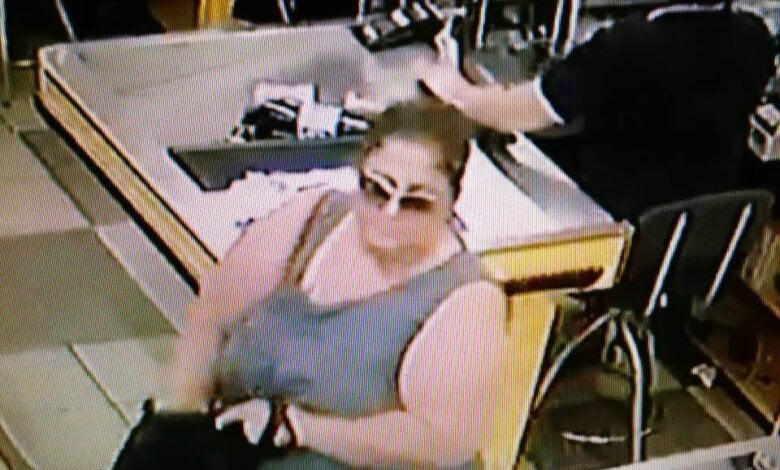 Помогите найти воровку! У жительницы Корабельного района в АТБ-маркете вытащили из рюкзака телефон (ФОТО) | Корабелов.ИНФО