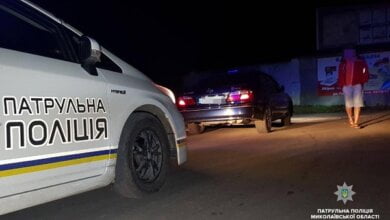 Пьяный водитель такси с женщинами и ребенком в салоне пытался сбежать от николаевских патрульных | Корабелов.ИНФО