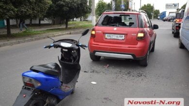 В Николаеве мопедист разбил головой заднее стекло автомобиля и влетел в салон | Корабелов.ИНФО image 5