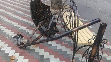 «Сколько раз сломают – на один раз больше поставим заново», - в Николаеве вандалы повредили арт-объект и фонарь | Корабелов.ИНФО image 4