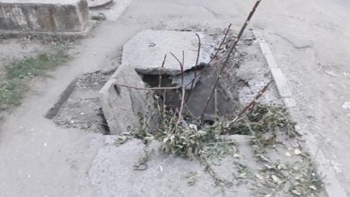 «Теперь торчит арматура», - николаевские службы тяп-ляп заделали на тротуаре в Корабельном районе провалившийся люк | Корабелов.ИНФО image 1