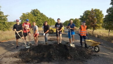 "Когда нам отказывают, мы продолжаем бороться", - жители Николаевщины самостоятельно отремонтировали дорогу | Корабелов.ИНФО