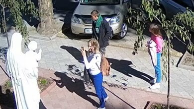 Подростки в Николаеве развлекались, приставив сигарету к скульптуре младенца Иисуса (Видео) | Корабелов.ИНФО