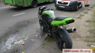 Приключения "ниндзя" в Николаеве: мотоциклист-трюкач врезался в автомобиль и сбежал, мотоцикл загорелся | Корабелов.ИНФО image 1