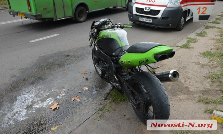 Приключения "ниндзя" в Николаеве: мотоциклист-трюкач врезался в автомобиль и сбежал, мотоцикл загорелся | Корабелов.ИНФО image 1