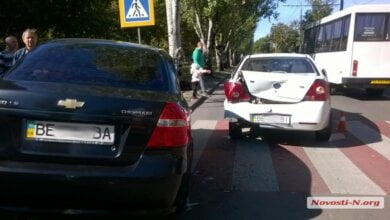 В Николаеве «Джили» после столкновения с «Шевроле» сбил пешехода: девушка госпитализирована | Корабелов.ИНФО