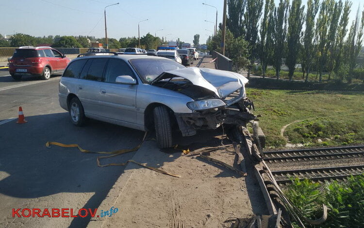 Наказал "хрустика", разбив свою машину и чуть не слетев с моста: ДТП на Широкобальском путепроводе | Корабелов.ИНФО image 1