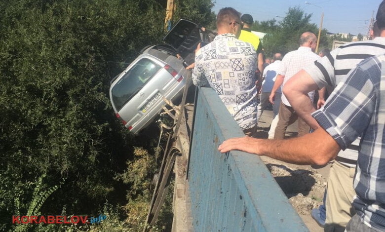 Над пропастью: простые николаевцы вытаскивали зависший на краю Широкобальского моста «Опель» (Видео 18+) | Корабелов.ИНФО image 3