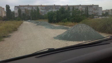 "Опасными для здоровья отходами засыпали дорогу возле жилых домов и детсада", - житель Корабельного района | Корабелов.ИНФО image 1