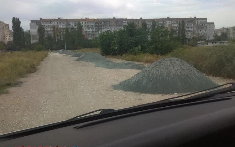 "Опасными для здоровья отходами засыпали дорогу возле жилых домов и детсада", - житель Корабельного района | Корабелов.ИНФО image 1