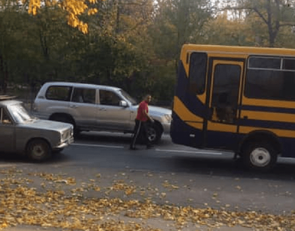 Схватил за грудки, вытаскивая из машины: водитель автобуса в Корабельном напал на дедушку, который хотел подвезти соседей | Корабелов.ИНФО image 1