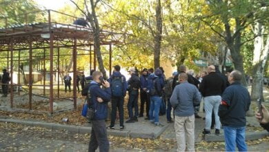 Работают вместо власти: в Николаеве активисты снесли незаконное сооружение (ВИДЕО) | Корабелов.ИНФО image 1