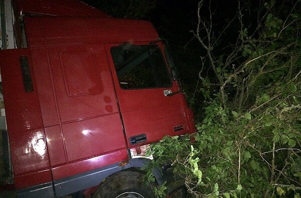 Водитель погиб: на трассе в Николаевской области грузовик съехал в кювет | Корабелов.ИНФО image 3