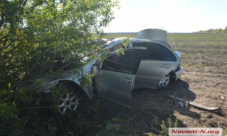 Под Николаевом «Мерседес» на евробляхах сбил пешехода и слетел в кювет: 1 погибший, 6 травмированы | Корабелов.ИНФО image 3