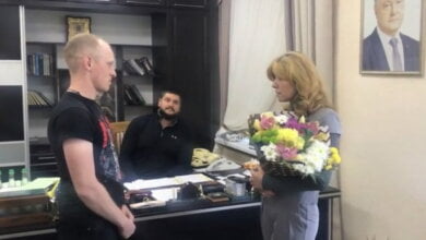 Глава радикалов, обливших фекалиями николаевских депутатов, подарил цветы Киселевой под присмотром губернатора | Корабелов.ИНФО