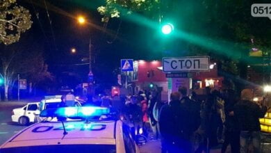 "Малолетки" выясняли отношения: в центре Николаева 7 нарядов полиции приехали к бару, где дрались его пьяные посетители | Корабелов.ИНФО