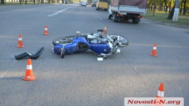 На проспекте Богоявленском в Николаеве «ВАЗ» сбил мотоциклиста | Корабелов.ИНФО image 1