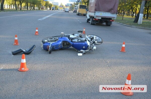 На проспекте Богоявленском в Николаеве «ВАЗ» сбил мотоциклиста | Корабелов.ИНФО image 1