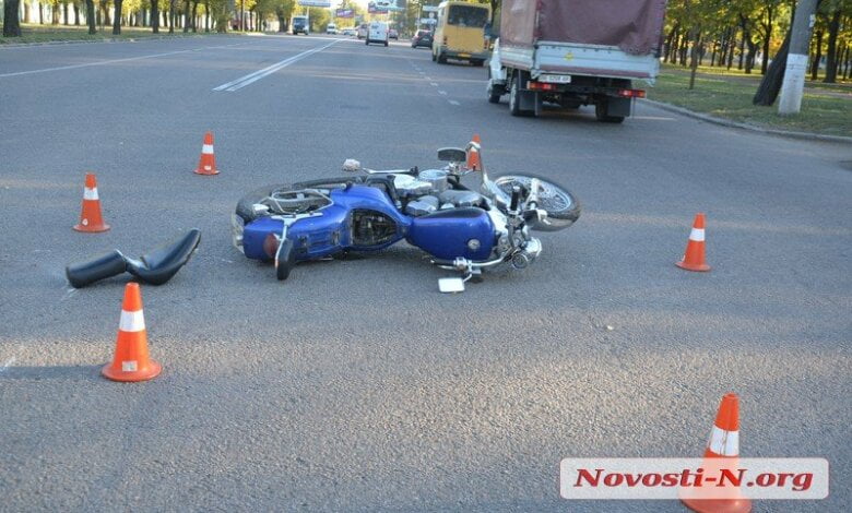 На проспекте Богоявленском в Николаеве «ВАЗ» сбил мотоциклиста | Корабелов.ИНФО image 1