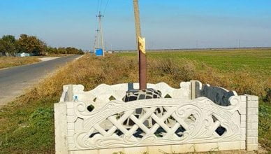 "Віряни плакали... 5 років простояв". В Лупарево вандалы сломали поклонный крест | Корабелов.ИНФО