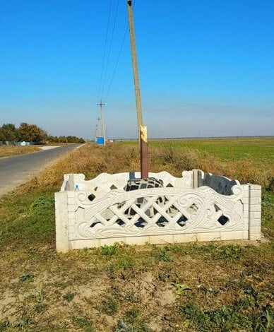 "Віряни плакали... 5 років простояв". В Лупарево вандалы сломали поклонный крест | Корабелов.ИНФО