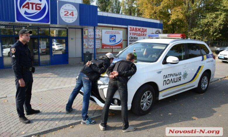В Николаеве четверо, двое из которых несовершеннолетние, заковали в наручники и избили человека | Корабелов.ИНФО image 1