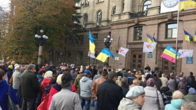 В Николаеве участники акции против управляющей компании «Місто для людей» сожгли "платежки" перед мэрией (Видео) | Корабелов.ИНФО image 1