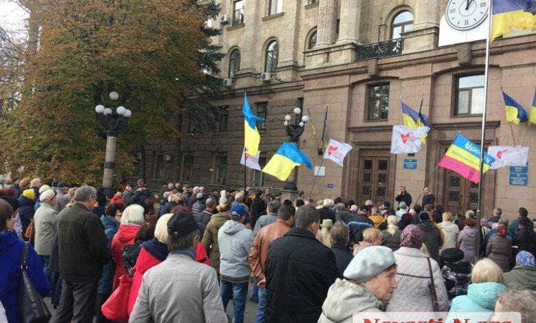 В Николаеве участники акции против управляющей компании «Місто для людей» сожгли "платежки" перед мэрией (Видео) | Корабелов.ИНФО image 1